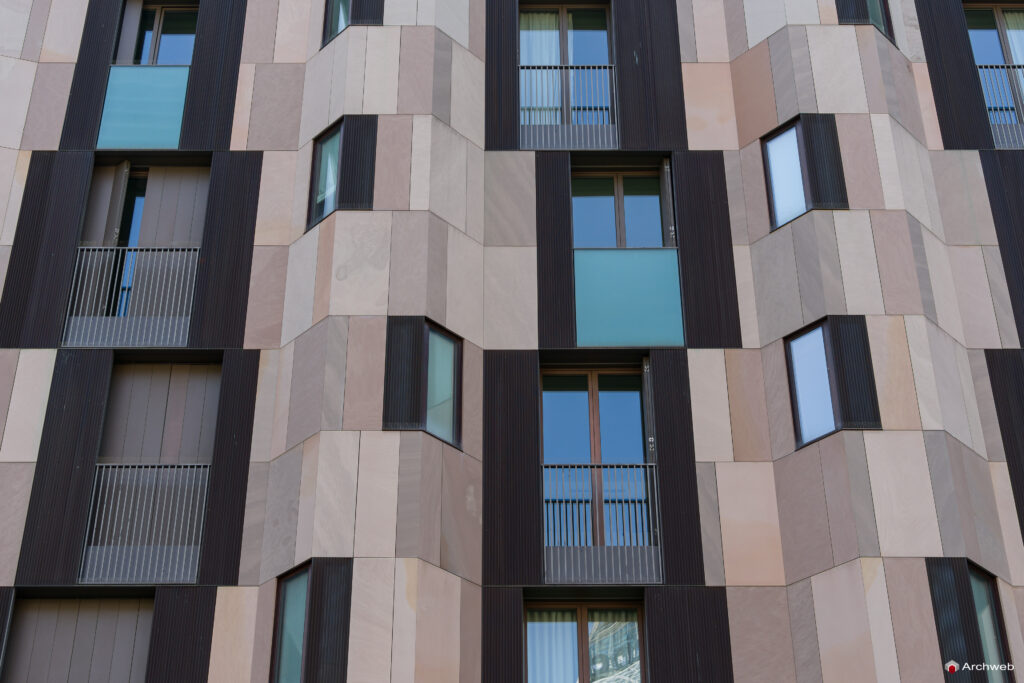 Dettaglio della facciata del complesso residenziale "La corte verde" a MIlano nel quartiere Porta Nuova