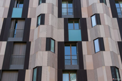 Dettaglio della facciata del complesso residenziale "La corte verde" a MIlano nel quartiere Porta Nuova