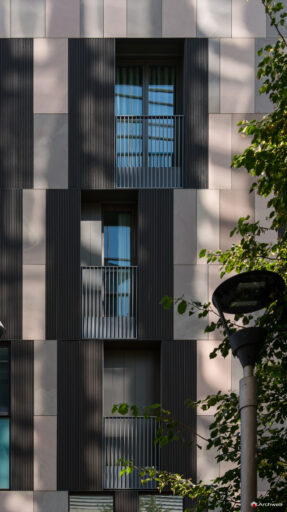 Dettaglio della facciata del complesso residenziale "La corte verde" a MIlano nel quartiere Porta Nuova