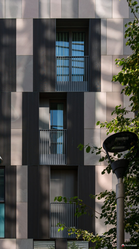 Dettaglio della facciata del complesso residenziale "La corte verde" a MIlano nel quartiere Porta Nuova