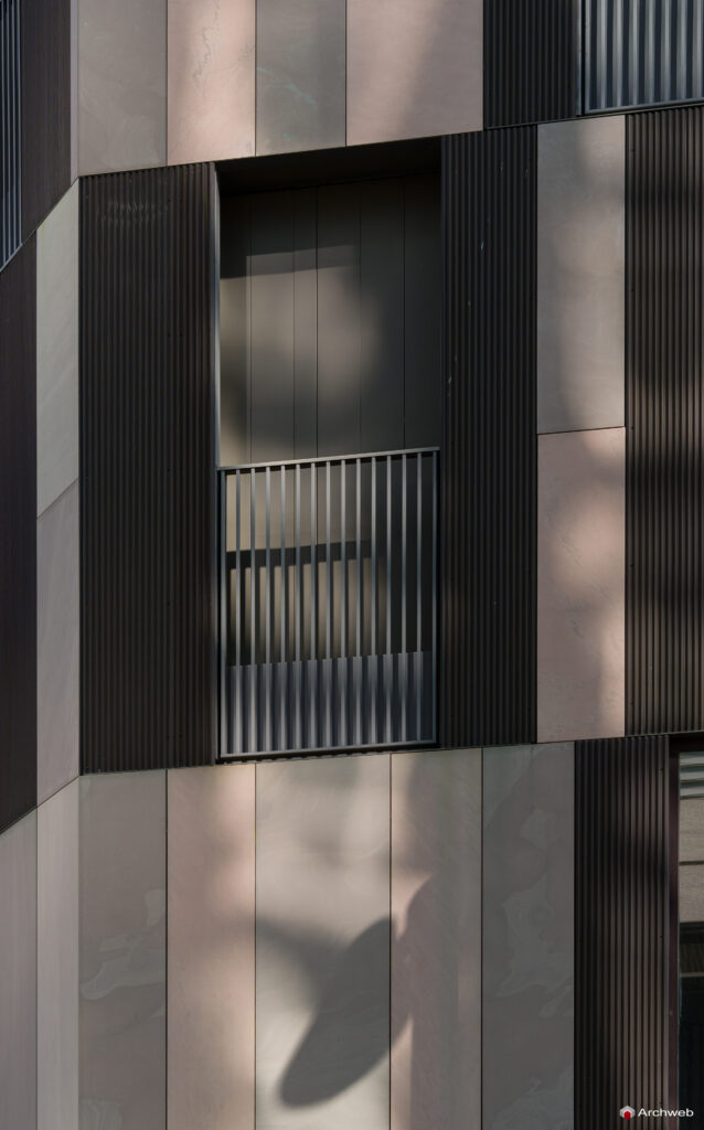 Dettaglio della facciata del complesso residenziale "La corte verde" a MIlano nel quartiere Porta Nuova