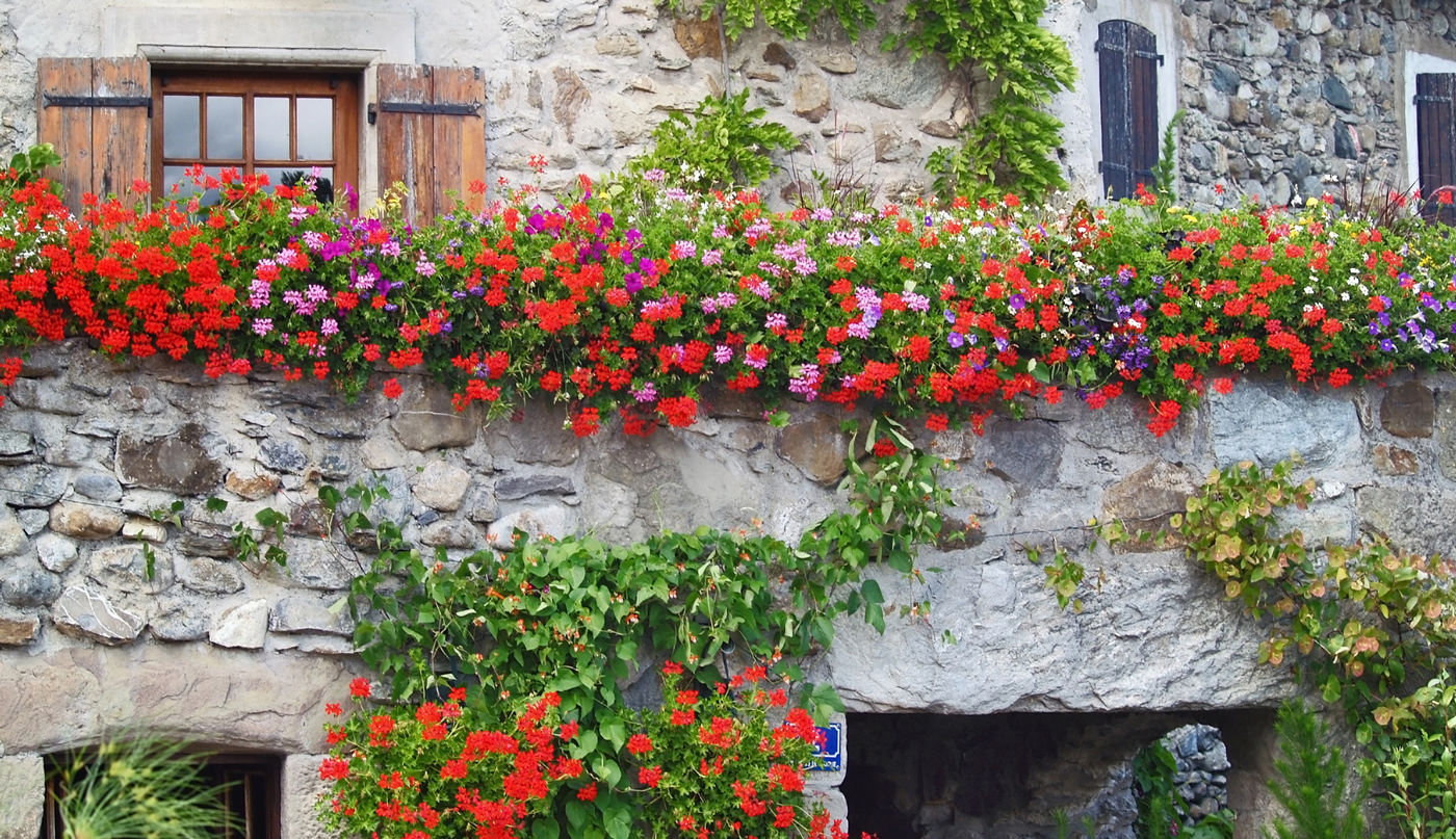 Arredare balcone in stile spagnolo con fiori