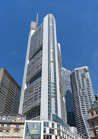 la Commerzbank Tower, progettata dallo studio Foster + Partners, nel centro di Francoforte