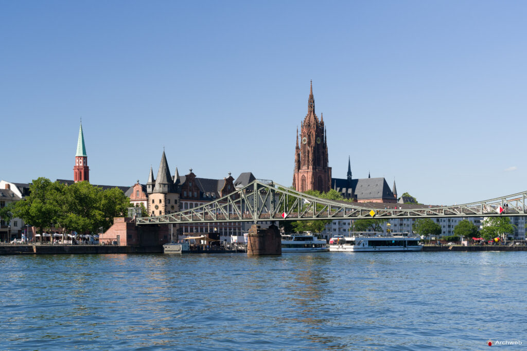 Il Duomo di Francoforte visto dalla sponda meridionale del fiume Meno - Fotografie © Archweb.com