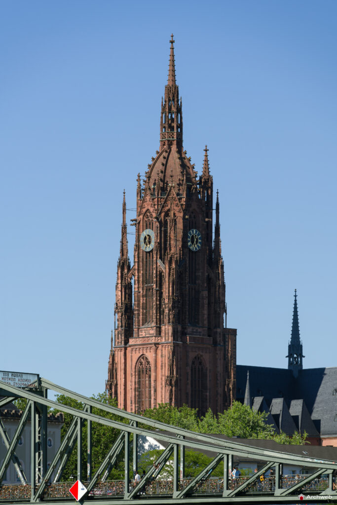 Il Duomo di Francoforte visto dalla sponda meridionale del fiume Meno - Fotografie © Archweb.com