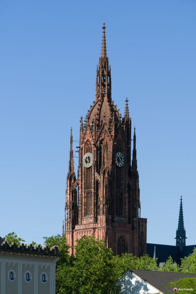 La torre del Duomo di Francoforte visto dalla sponda meridionale del fiume Meno - Fotografie © Archweb.com