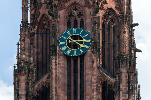 Dettaglio dell'orologio sulla torre del Duomo di Francoforte sul Meno - Fotografie © Archweb.com