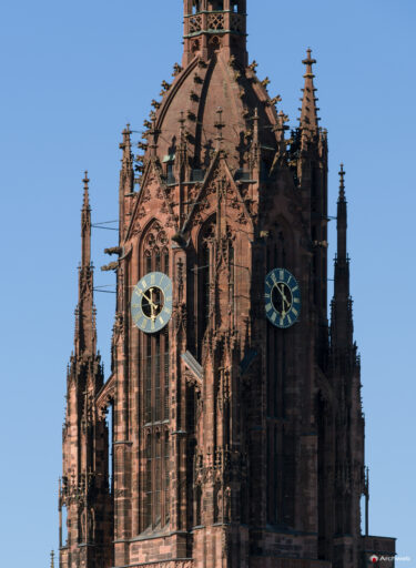 Dettaglio della torre del Duomo di Francoforte sul Meno - Fotografie © Archweb.com