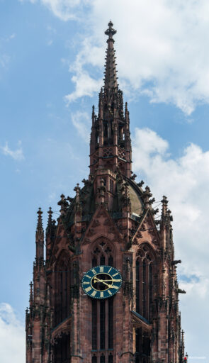 Dettaglio della guglia della torre del Duomo di Francoforte sul Meno - Fotografie © Archweb.com