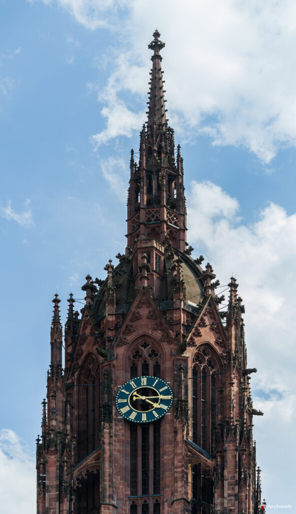 Dettaglio della guglia della torre del Duomo di Francoforte sul Meno - Fotografie © Archweb.com