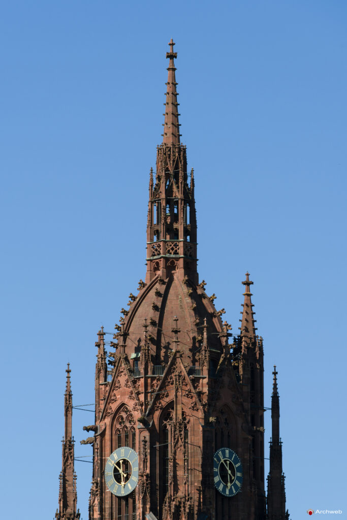 Dettaglio della guglia della torre del Duomo di Francoforte sul Meno - Fotografie © Archweb.com