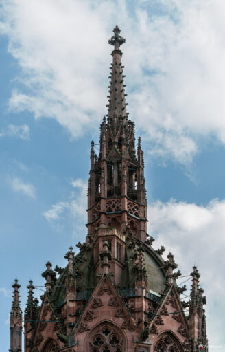 Dettaglio della guglia della torre del Duomo di Francoforte sul Meno - Fotografie © Archweb.com