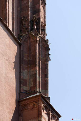 Dettaglio della torre del Duomo di Francoforte sul Meno - Fotografie © Archweb.com