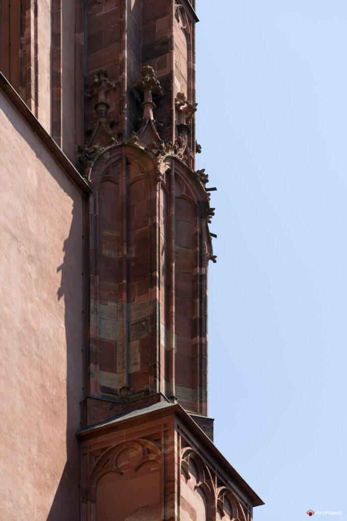 Dettaglio della torre del Duomo di Francoforte sul Meno - Fotografie © Archweb.com