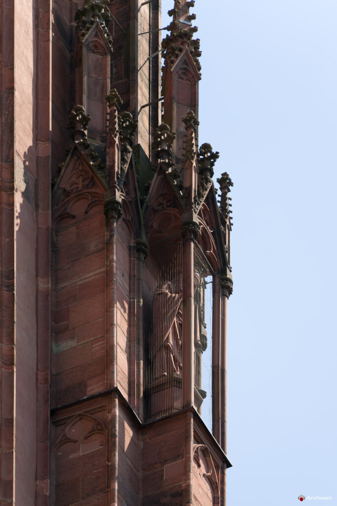 Dettaglio della torre del Duomo di Francoforte sul Meno - Fotografie © Archweb.com