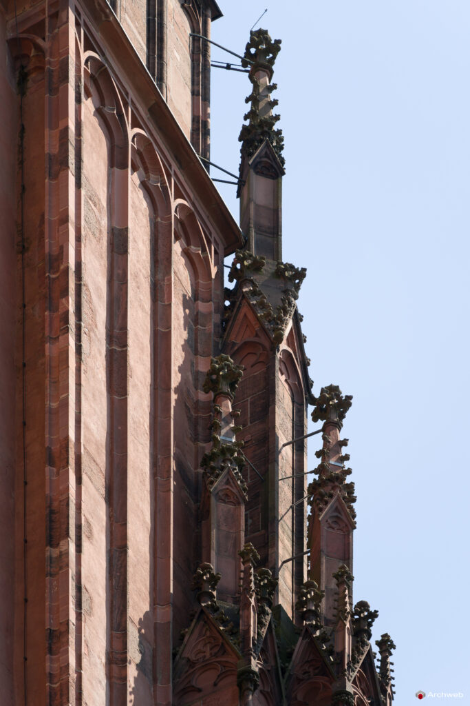 Dettaglio della torre del Duomo di Francoforte sul Meno - Fotografie © Archweb.com