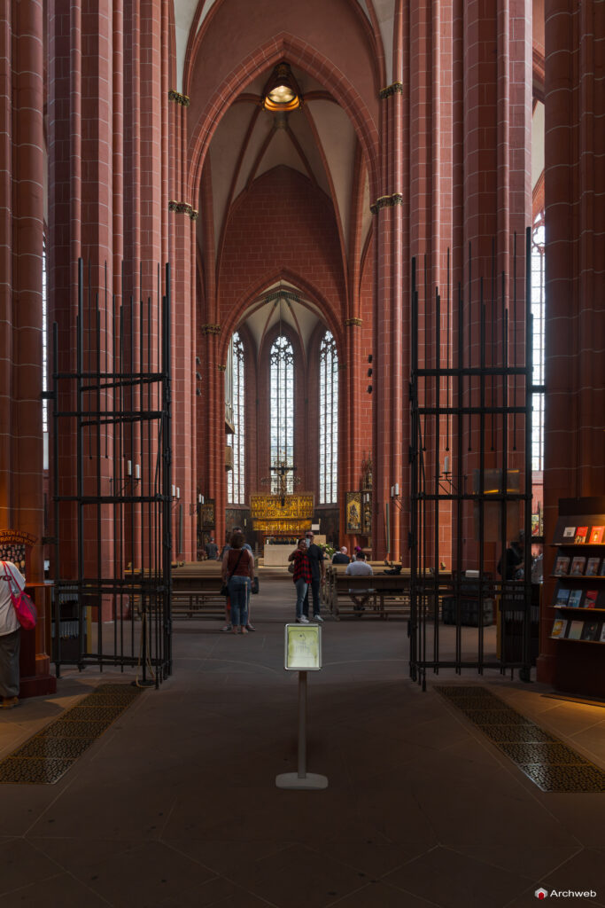 Interno del Duomo di Francoforte sul Meno - Fotografie © Archweb.com