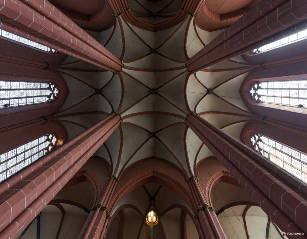 Le volte a crociera nella navata centrale del Duomo di Francoforte sul Meno - Fotografie © Archweb.com