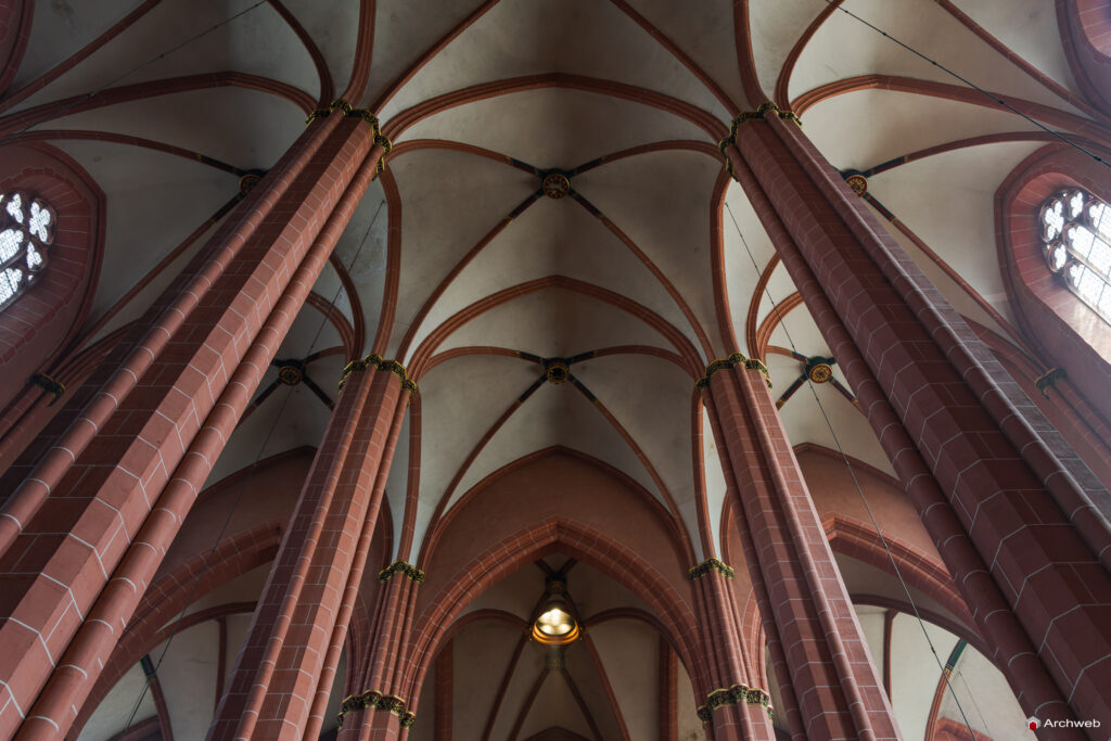 Le volte a crociera nella navata centrale del Duomo di Francoforte sul Meno - Fotografie © Archweb.com