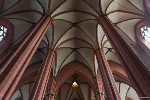 Le volte a crociera nella navata centrale del Duomo di Francoforte sul Meno - Fotografie © Archweb.com