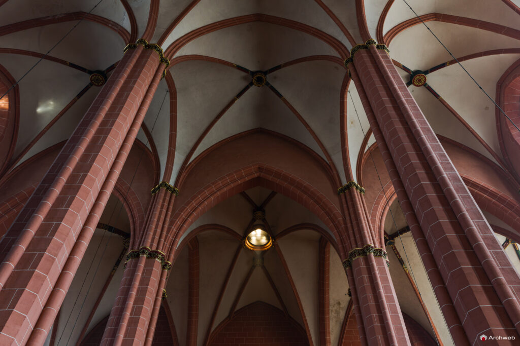 Le volte a crociera nella navata centrale del Duomo di Francoforte sul Meno - Fotografie © Archweb.com