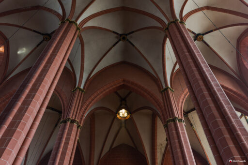 Le volte a crociera nella navata centrale del Duomo di Francoforte sul Meno - Fotografie © Archweb.com