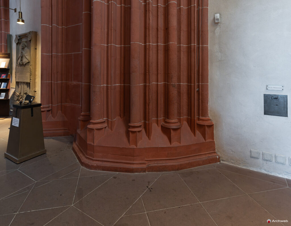Interno del Duomo di Francoforte sul Meno - Fotografie © Archweb.com