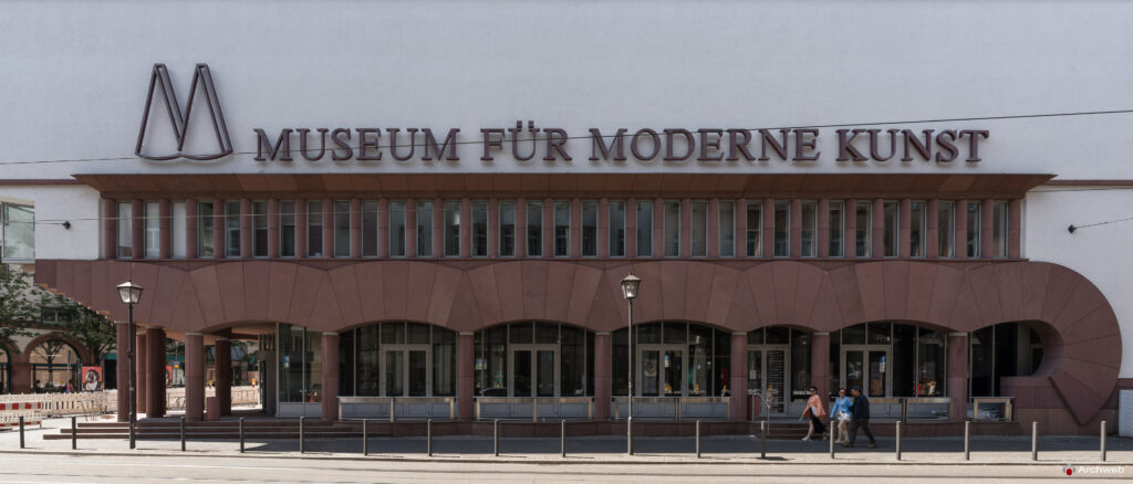 MMK – Museum für Moderne Kunst di Francoforte sul Meno, progettato da Hans Hollein