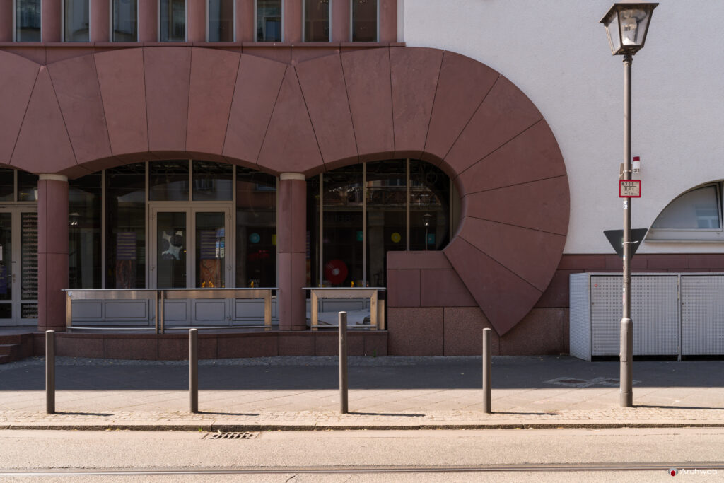 MMK – Museum für Moderne Kunst di Francoforte sul Meno, progettato da Hans Hollein