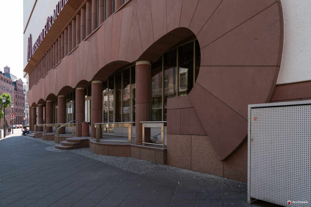 MMK – Museum für Moderne Kunst di Francoforte sul Meno, progettato da Hans Hollein