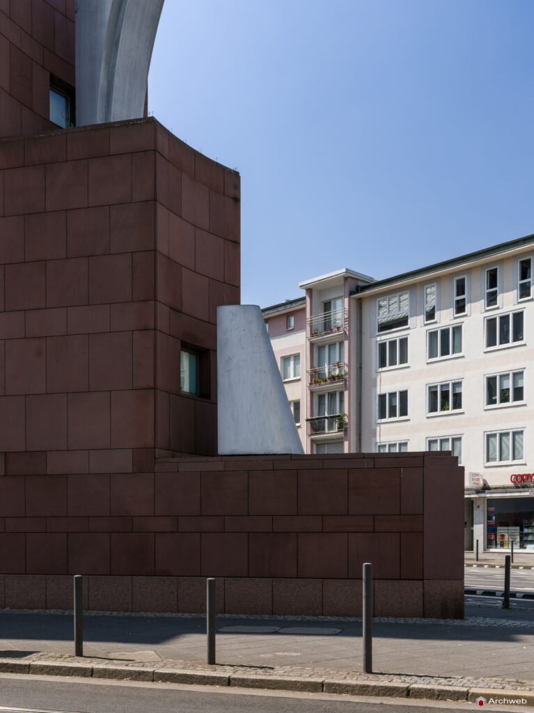 MMK – Museum für Moderne Kunst di Francoforte sul Meno, progettato da Hans Hollein