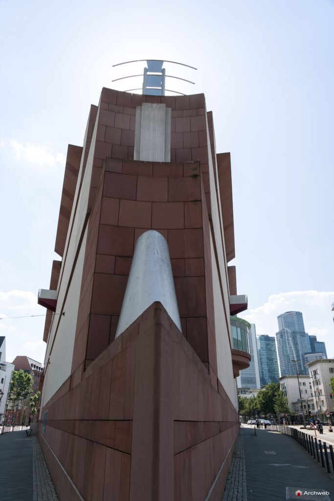 MMK – Museum für Moderne Kunst di Francoforte sul Meno, progettato da Hans Hollein