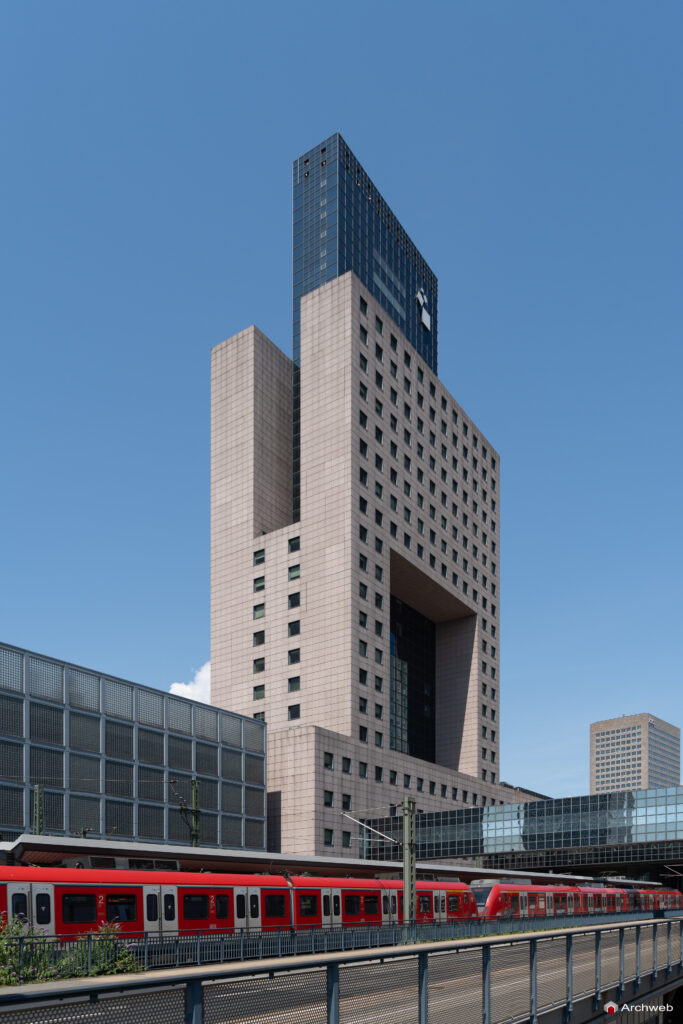 Il Masse Torhaus, grattacielo nel quartiere fieristico Francoforte, progettato da Oswald Mathias Ungers - Fotografie © Archweb.com