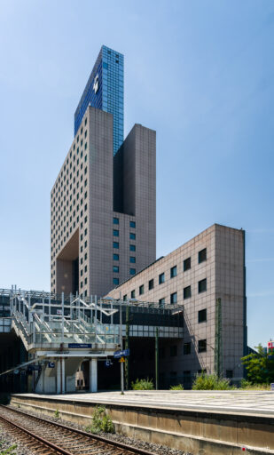 Il Masse Torhaus, grattacielo nel quartiere fieristico Francoforte, progettato da Oswald Mathias Ungers - Fotografie © Archweb.com