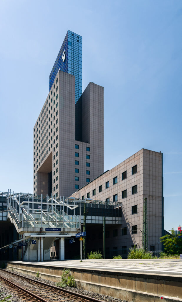 Il Masse Torhaus, grattacielo nel quartiere fieristico Francoforte, progettato da Oswald Mathias Ungers - Fotografie © Archweb.com
