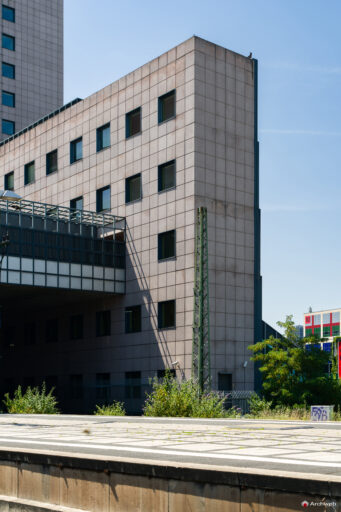 Il Masse Torhaus, grattacielo nel quartiere fieristico Francoforte, progettato da Oswald Mathias Ungers - Fotografie © Archweb.com