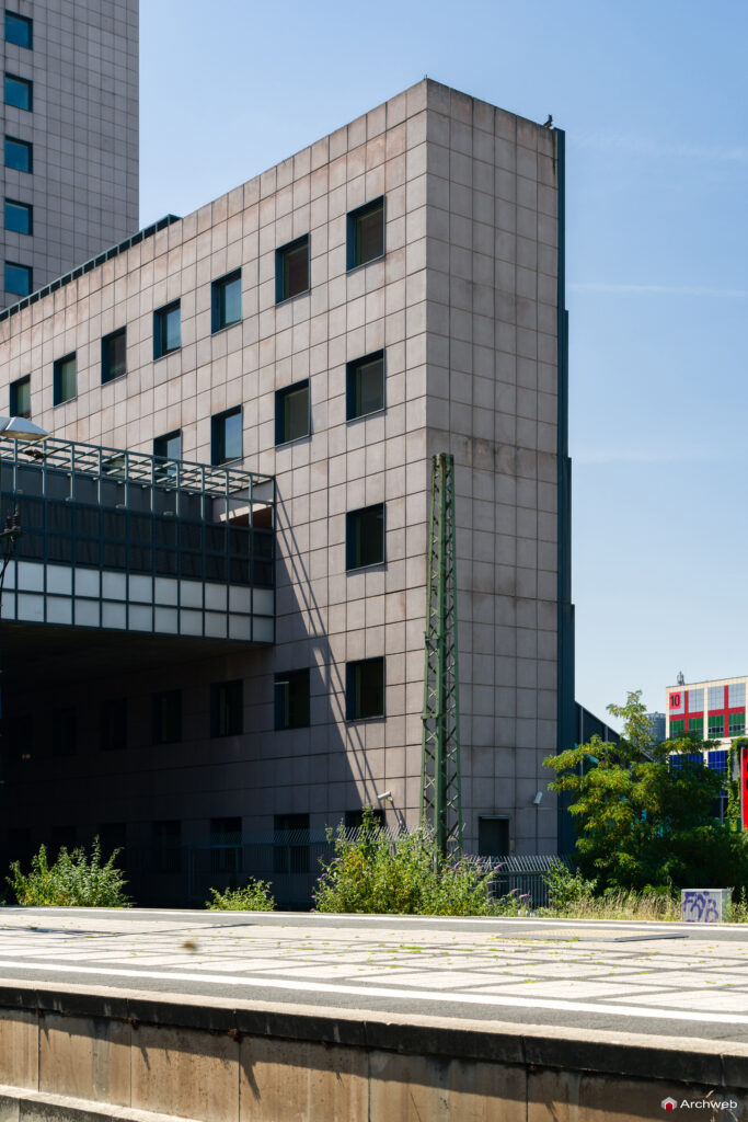 Il Masse Torhaus, grattacielo nel quartiere fieristico Francoforte, progettato da Oswald Mathias Ungers - Fotografie © Archweb.com