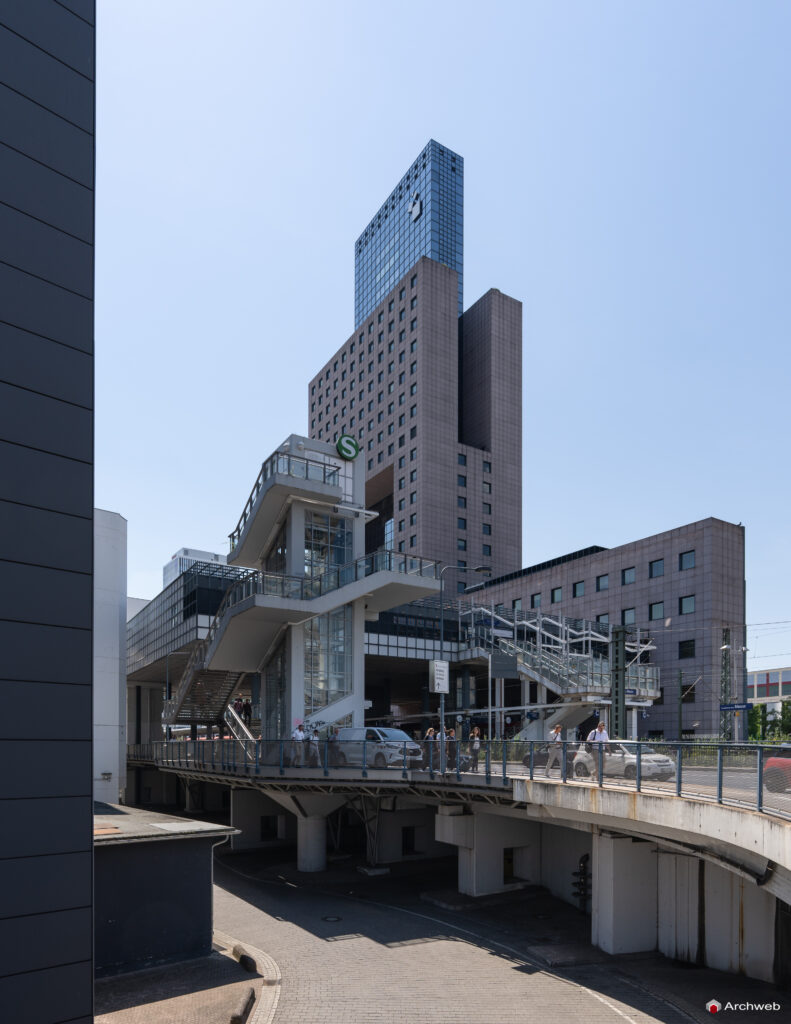 Il Masse Torhaus, grattacielo nel quartiere fieristico Francoforte, progettato da Oswald Mathias Ungers - Fotografie © Archweb.com