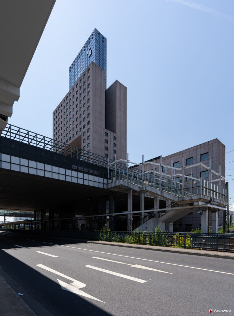 Il Masse Torhaus, grattacielo nel quartiere fieristico Francoforte, progettato da Oswald Mathias Ungers - Fotografie © Archweb.com