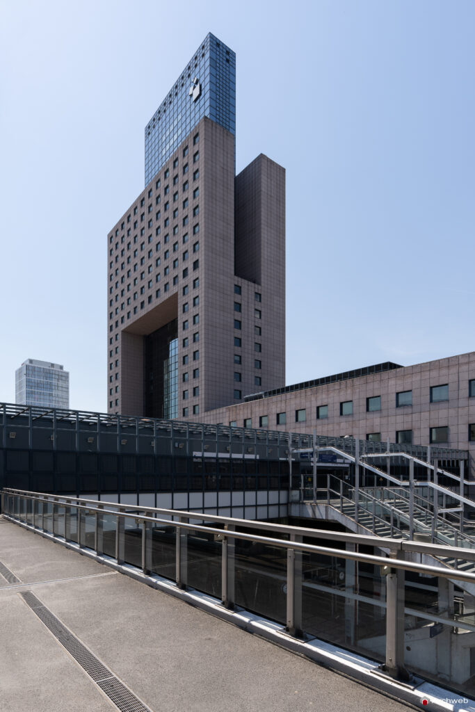 Il Masse Torhaus, grattacielo nel quartiere fieristico Francoforte, progettato da Oswald Mathias Ungers - Fotografie © Archweb.com