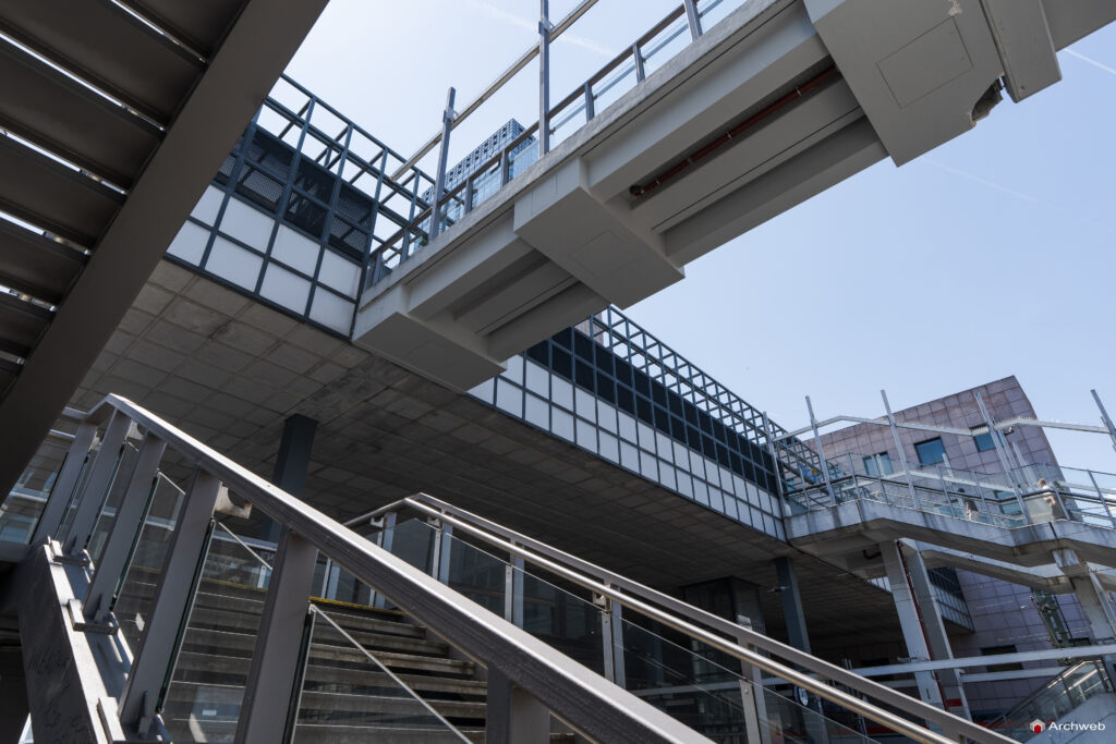 Il Masse Torhaus, grattacielo nel quartiere fieristico Francoforte, progettato da Oswald Mathias Ungers - Fotografie © Archweb.com