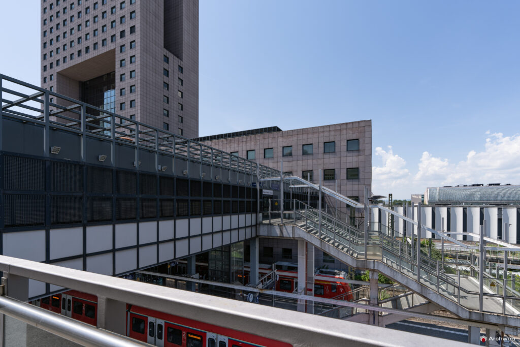 Il Masse Torhaus, grattacielo nel quartiere fieristico Francoforte, progettato da Oswald Mathias Ungers - Fotografie © Archweb.com