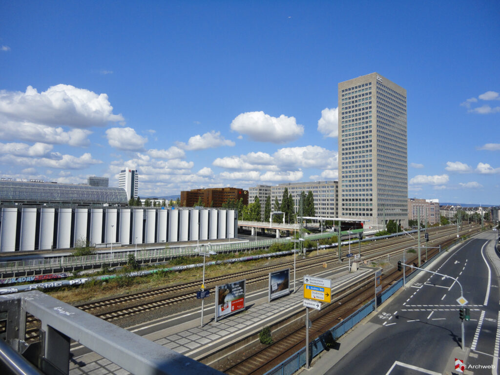 Il Masse Torhaus, grattacielo nel quartiere fieristico Francoforte, progettato da Oswald Mathias Ungers - Fotografie © Archweb.com