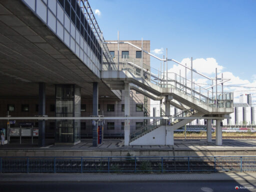 Il Masse Torhaus, grattacielo nel quartiere fieristico Francoforte, progettato da Oswald Mathias Ungers - Fotografie © Archweb.com