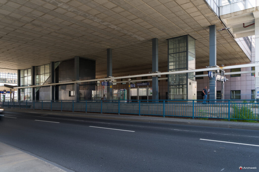 Il Masse Torhaus, grattacielo nel quartiere fieristico Francoforte, progettato da Oswald Mathias Ungers - Fotografie © Archweb.com