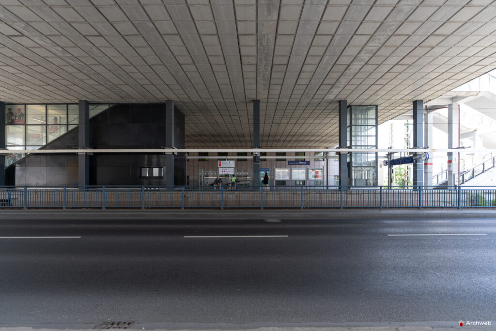 Il Masse Torhaus, grattacielo nel quartiere fieristico Francoforte, progettato da Oswald Mathias Ungers - Fotografie © Archweb.com