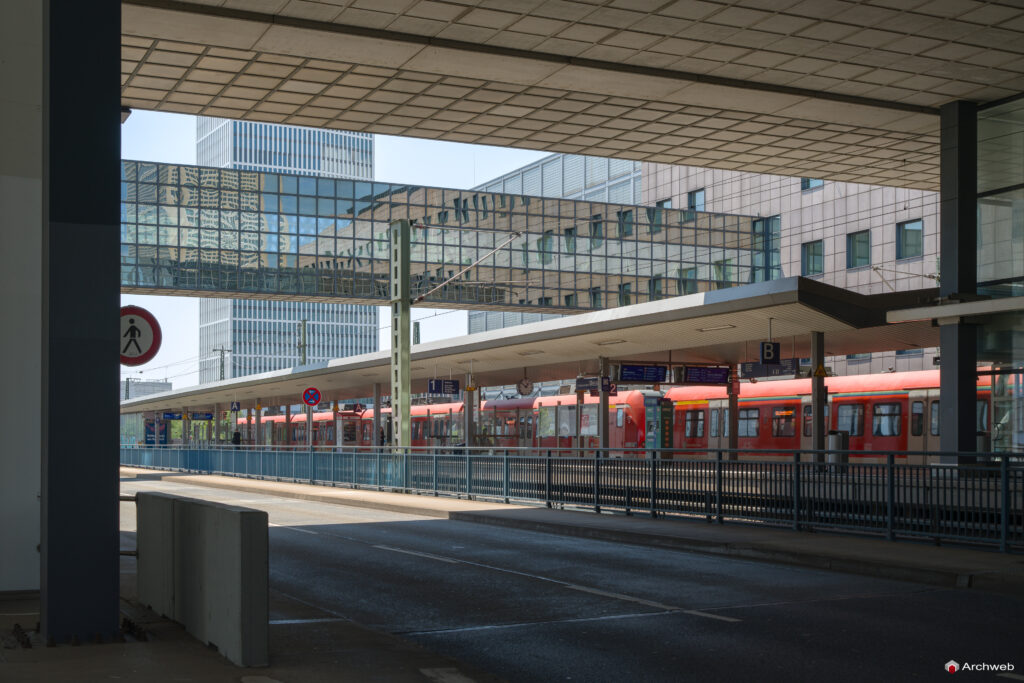 Il Masse Torhaus, grattacielo nel quartiere fieristico Francoforte, progettato da Oswald Mathias Ungers - Fotografie © Archweb.com