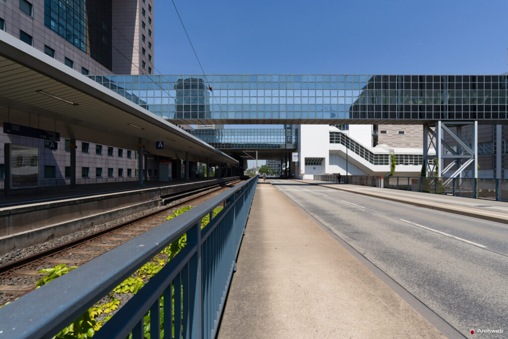 Il Masse Torhaus, grattacielo nel quartiere fieristico Francoforte, progettato da Oswald Mathias Ungers - Fotografie © Archweb.com