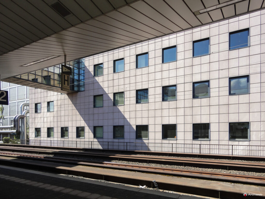 Il Masse Torhaus, grattacielo nel quartiere fieristico Francoforte, progettato da Oswald Mathias Ungers - Fotografie © Archweb.com