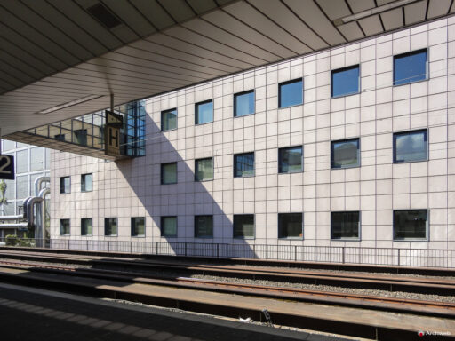 Il Masse Torhaus, grattacielo nel quartiere fieristico Francoforte, progettato da Oswald Mathias Ungers - Fotografie © Archweb.com